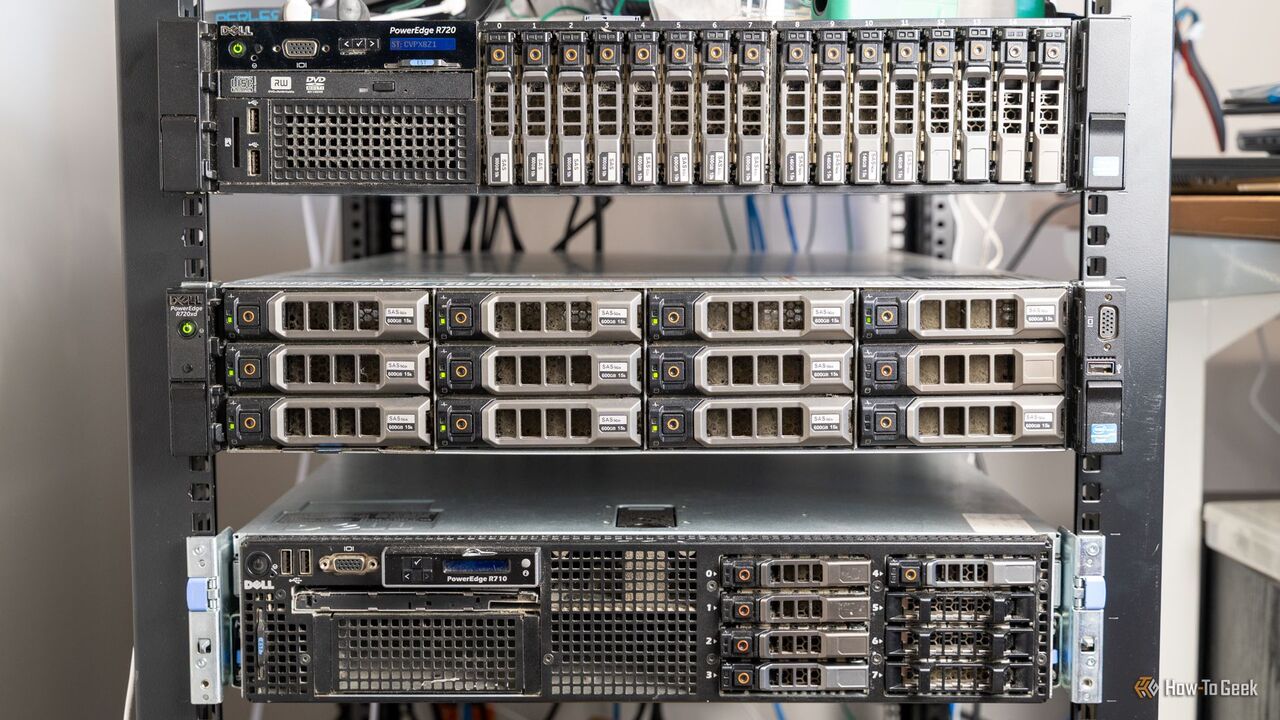 ラックマウントされたエンタープライズグレードのストレージサーバーのクラスター。
