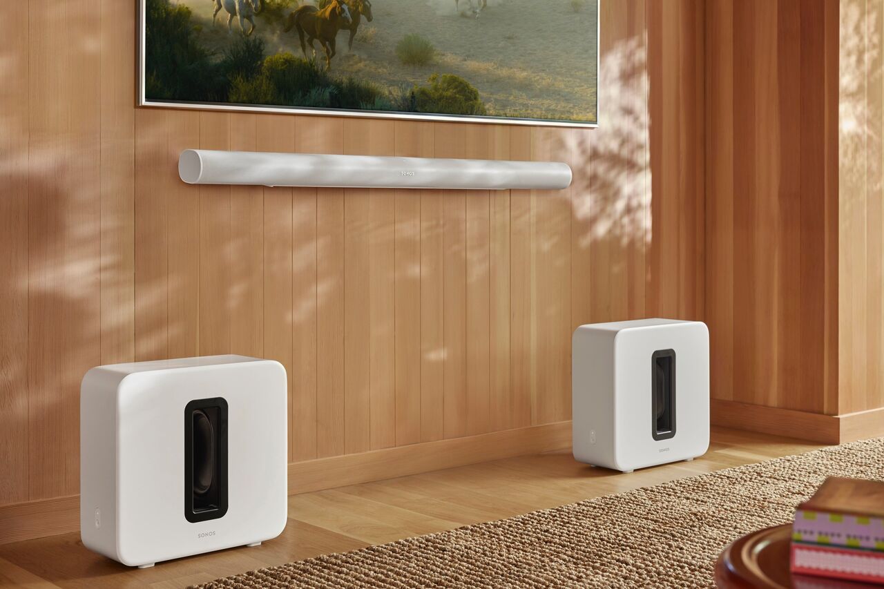 リビングルームのテレビの下に 2 台の Sonos Sub 4 サブウーファー。