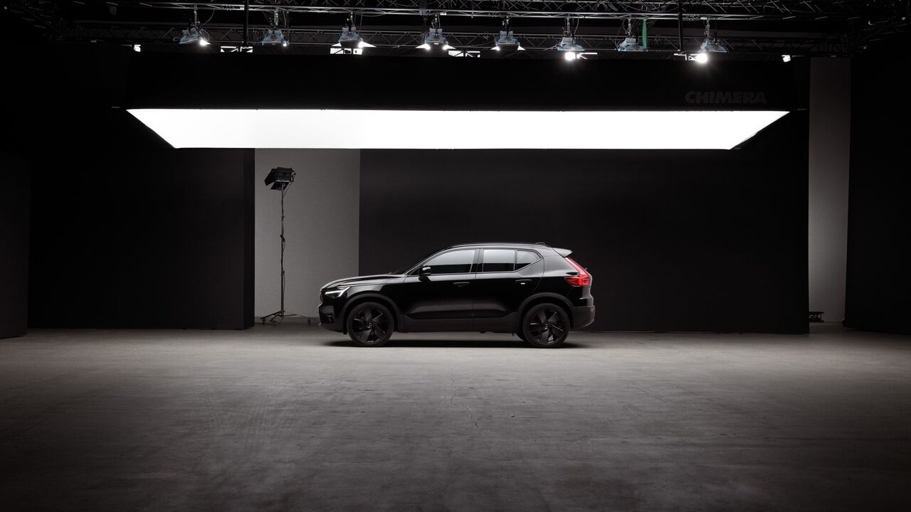 2025 年型ボルボ XC40 の側面ショット