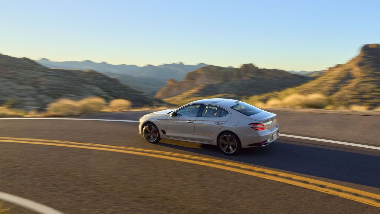 2025年型ジェネシスG70のサイドアクションショット 