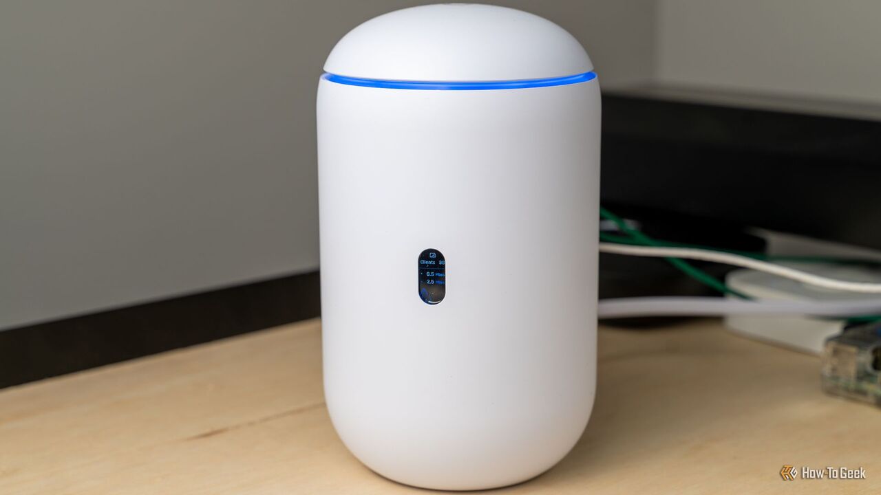 画面が見える状態の Unifi Dream Router 7 の正面図。