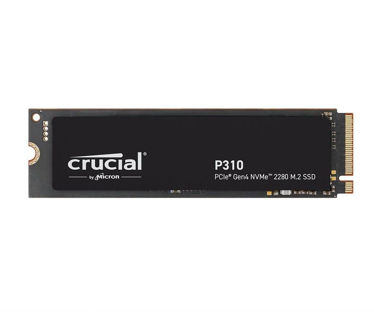 白い背景の上の Crucial P310 SSD。