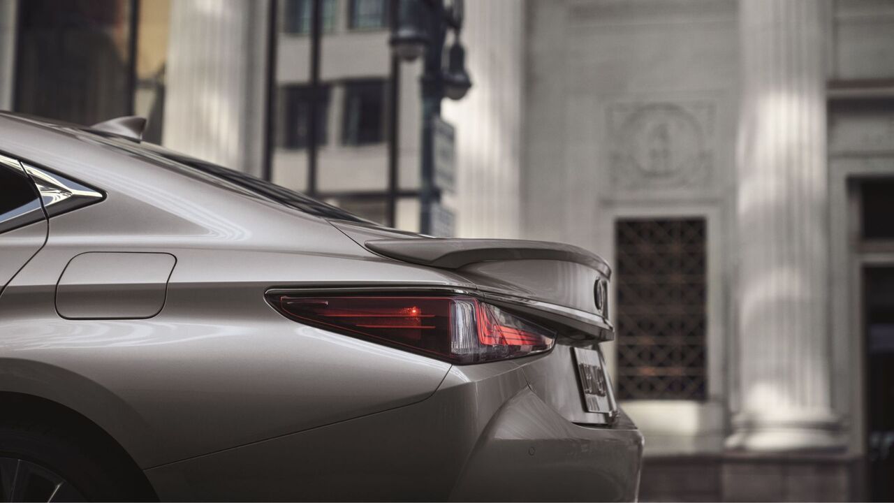 シルバーの 2025 年型レクサス ES 350 の後部 3/4 のクローズアップショット。