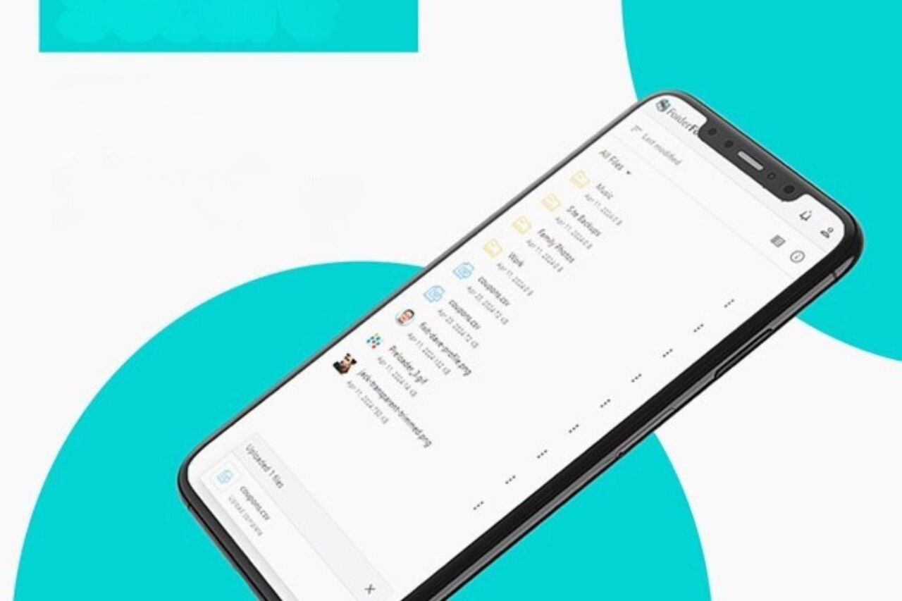 음악, 직장, 가족 사진 등의 파일 및 폴더 목록이 포함된 FolderFort 앱을 표시하는 스마트폰.