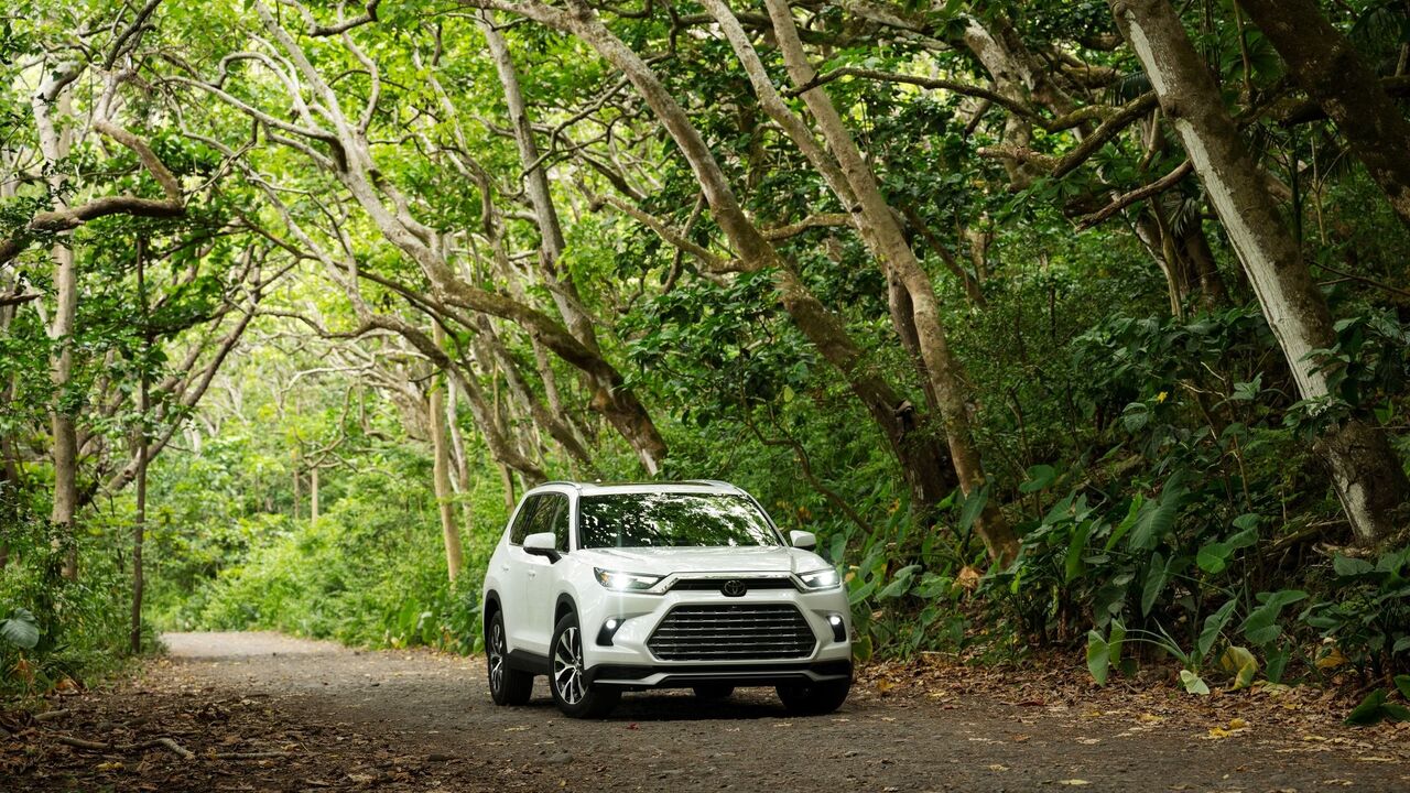 2025 トヨタ グランド ハイランダーのフロント 3/4 ショット