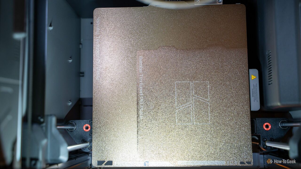 サイズの違いを示すために Bambu Lab P2S の内側に置かれた Bambu Lab A1 ミニ ビルド プレート。