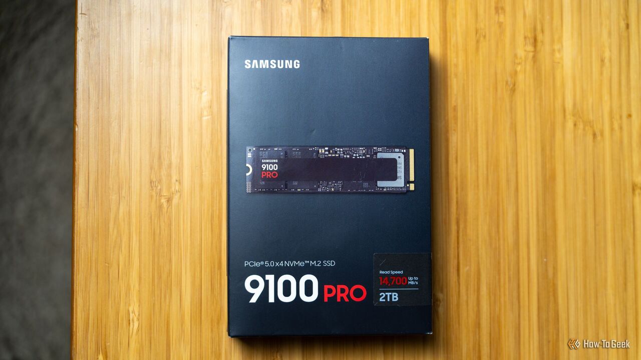 机の上に置かれた Samsung 9100 PRO NVMe SSD ボックス。