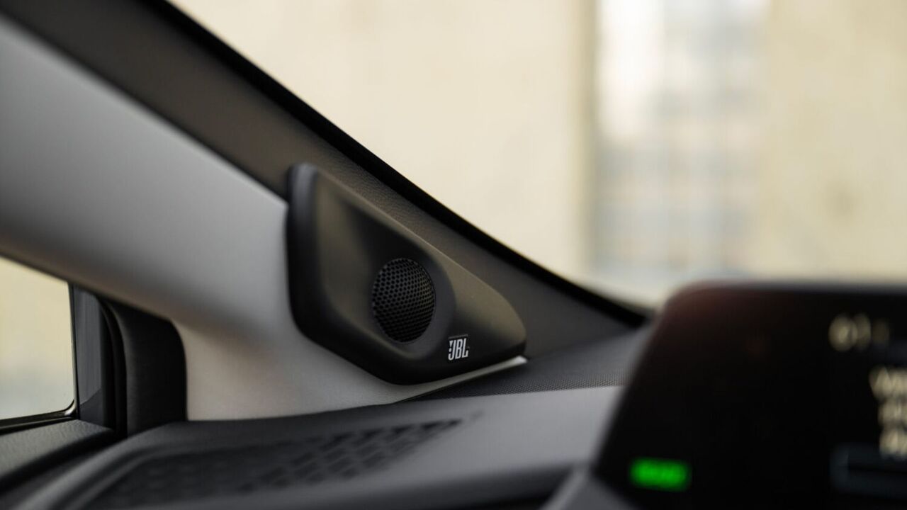 2025 トヨタ プリウス PHEV XSE プレミアムに搭載された JBL スピーカー システムのクローズアップ ショット。