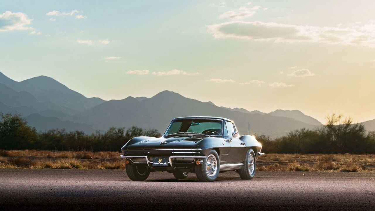 アリゾナ砂漠を背景にした 1963 年コルベットの正面図。