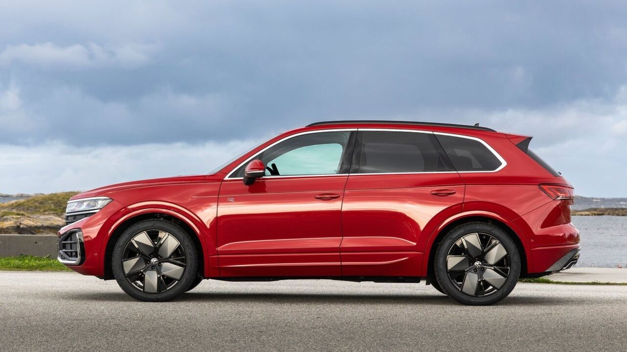 赤い 2024 年型フォルクスワーゲン トゥアレグの静的な側面ショット。