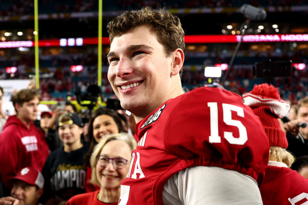 인디애나 후지어스의 페르난도 멘도사(15번)가 2026년 1월 19일 플로리다 마이애미 가든의 하드록 스타디움에서 열린 2026 대학 풋볼 플레이오프 내셔널 챔피언십에서 마이애미 허리케인스를 27-21로 꺾은 후 환호하고 있습니다. 