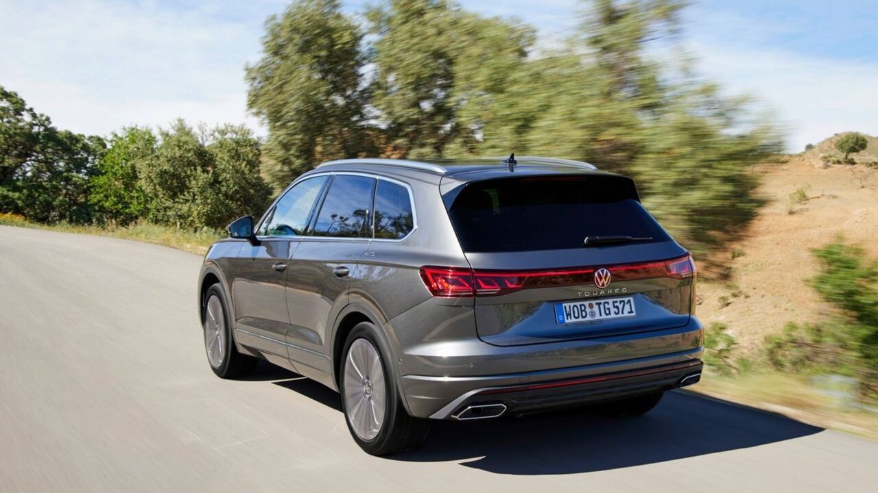 グレーの 2024 年型フォルクスワーゲン トゥアレグのダイナミックなリア 3/4 ショット。