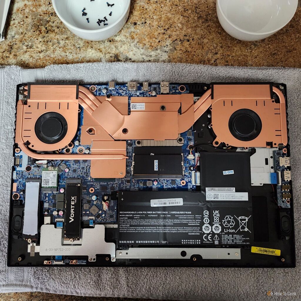 両方の SSD スロットが埋まっているラップトップ。