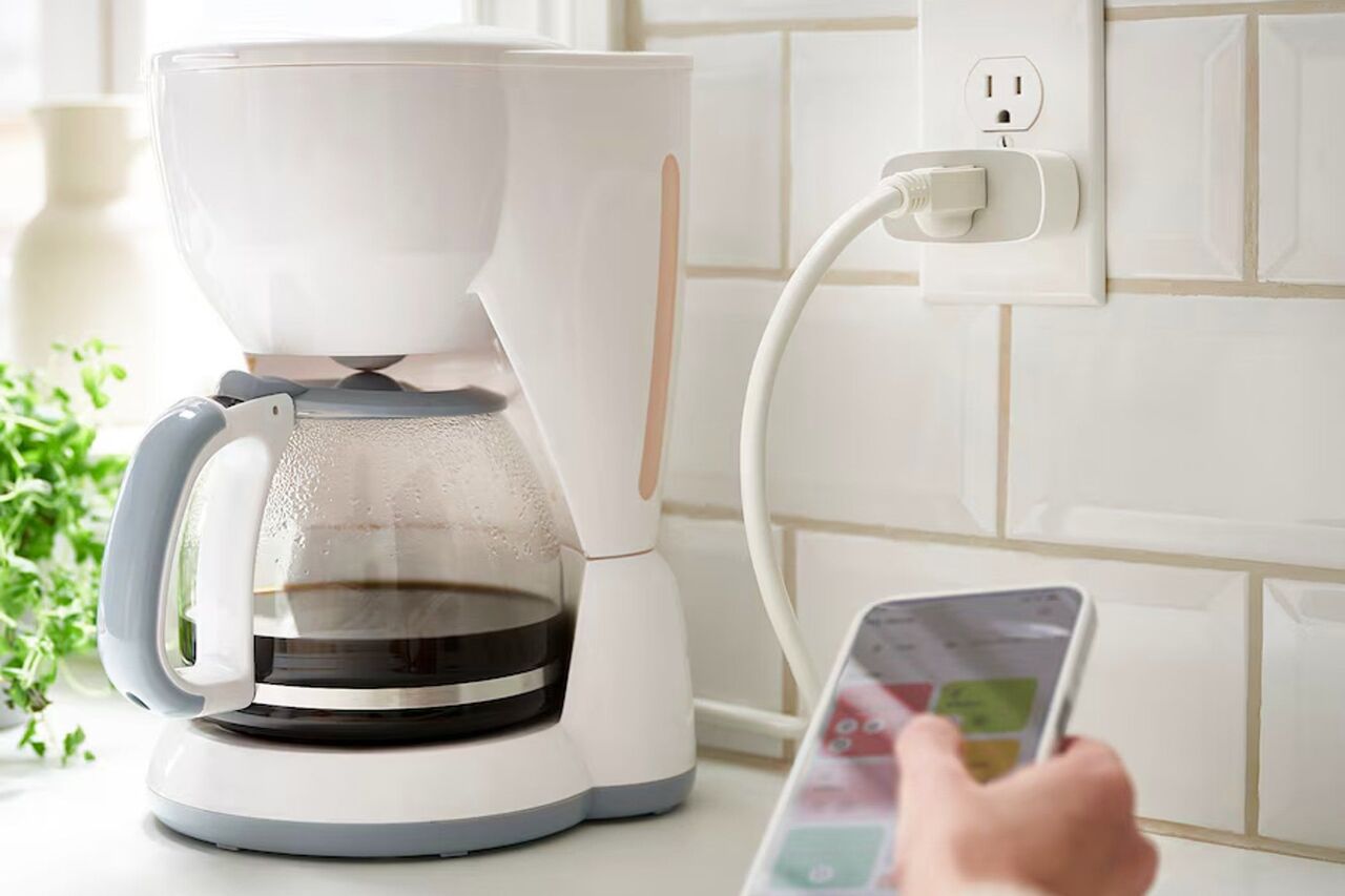 コンセントやコーヒーメーカーに接続できるスマートプラグを内蔵。