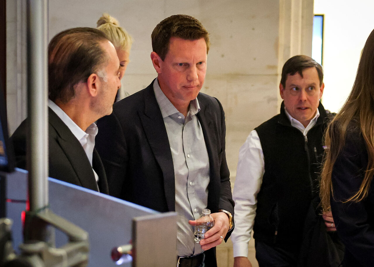 파라마운트 스카이댄스(Paramount Skydance)의 CEO 데이비드 엘리슨(David Ellison)이 뉴욕 NYSE에서 인터뷰를 마치고 퇴장하고 있습니다.