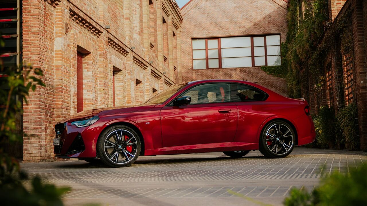 2025 BMW M240i のフロント 3/4 ショット