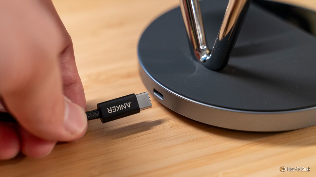 AnkerのPrimeワイヤレス充電ステーションから取り外した充電ケーブル。