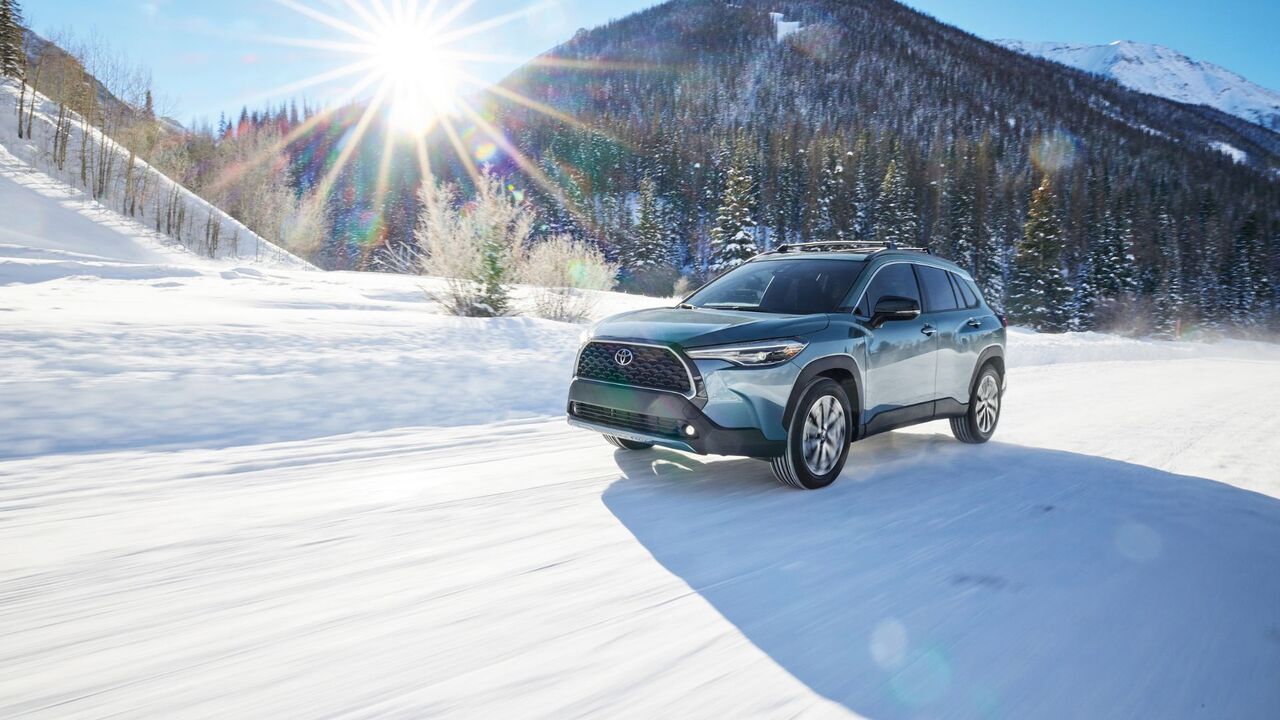 ブルーの 2025 トヨタ カローラ クロス XLE のダイナミックなフロント 3/4 ショット。