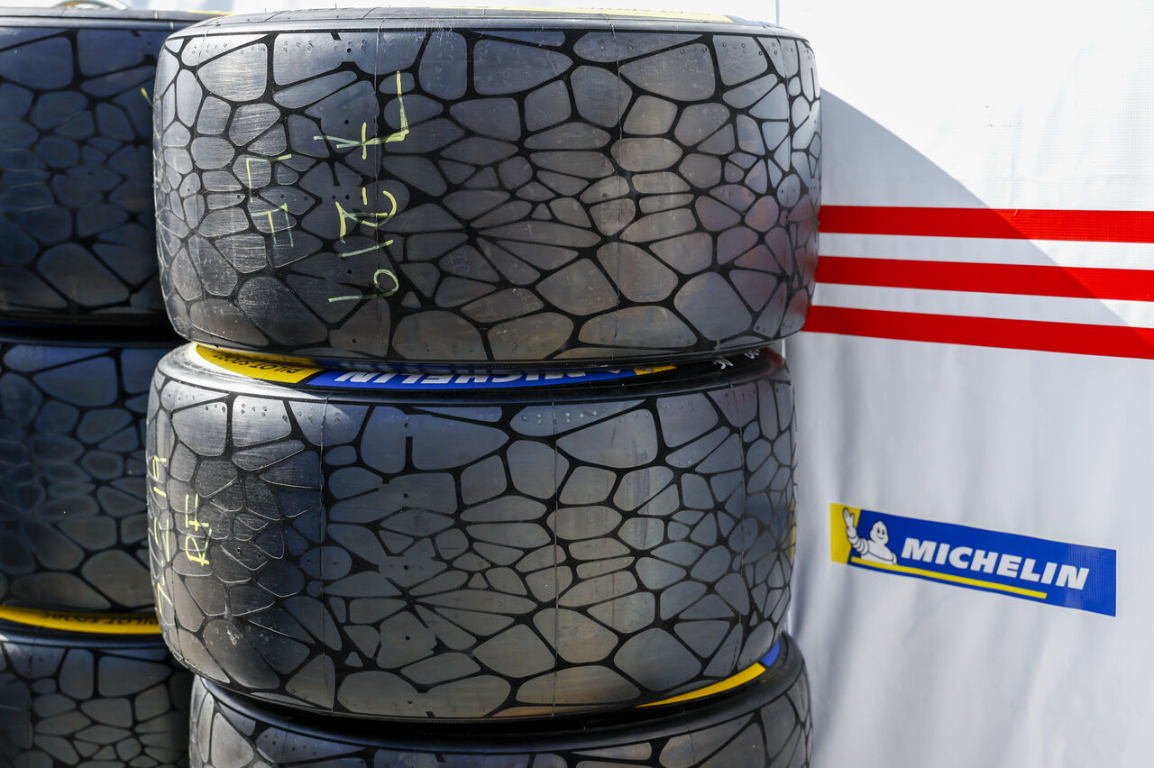 플로리다주 데이토나 비치 - 1월 25일: 2026년 1월 25일 플로리다주 데이토나 비치에 있는 데이토나 국제 스피드웨이에서 열린 롤렉스 24 롤렉스 24 대회에서 타이어를 자세히 본 모습.