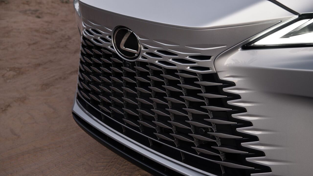 シルバーの2026 Lexus RX 350hのフロントグリルのクローズアップショット。