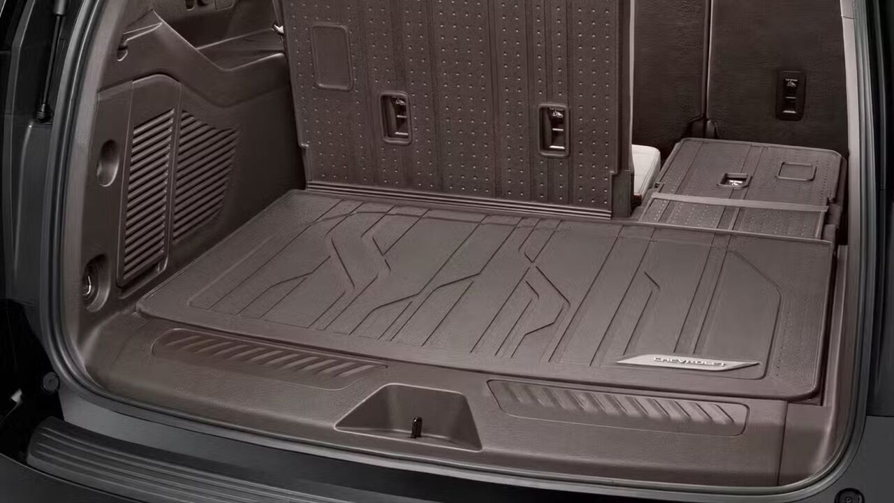 後部貨物エリアを示す 2026 シボレー サバーバン インテリアのクローズ アップ ショット。