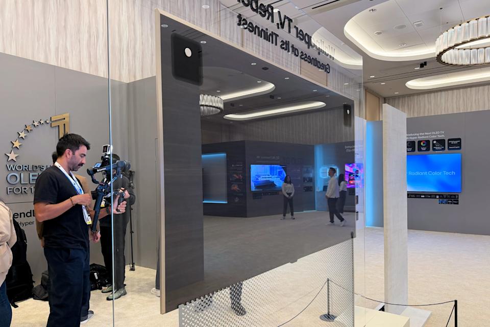 LG의 2026년형 Wallpaper OLED TV 후면 모습