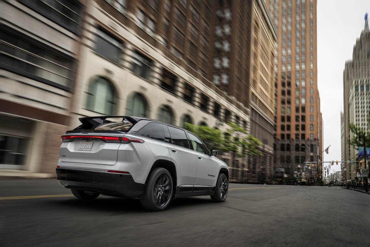 Jeep Wagoneer S가 카메라를 향해 달려갑니다