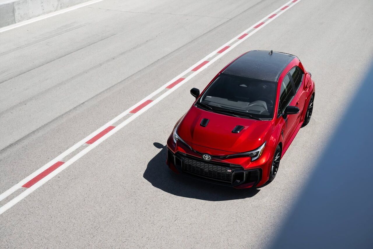 2025_トヨタ_GR-カローラ_プレミアムプラス_AT_スーパーソニックレッド_002-1500x1000-1