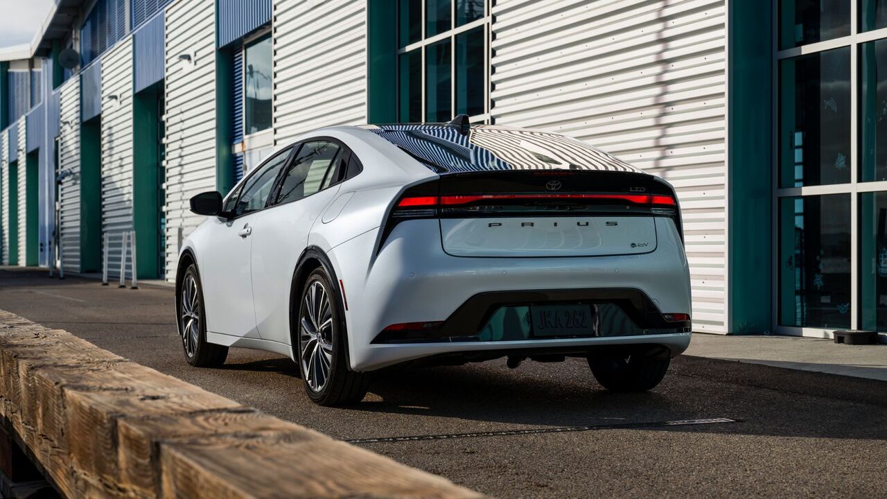 白い 2024 トヨタ プリウス リミテッドの静的なリア 3/4 ショット。