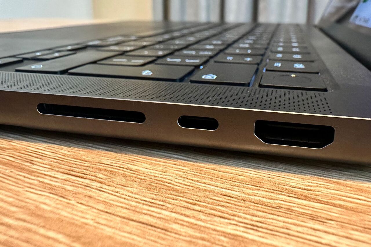 SD カード スロット、Thunderbolt、HDMI を備えた M4 Pro MacBook Pro。