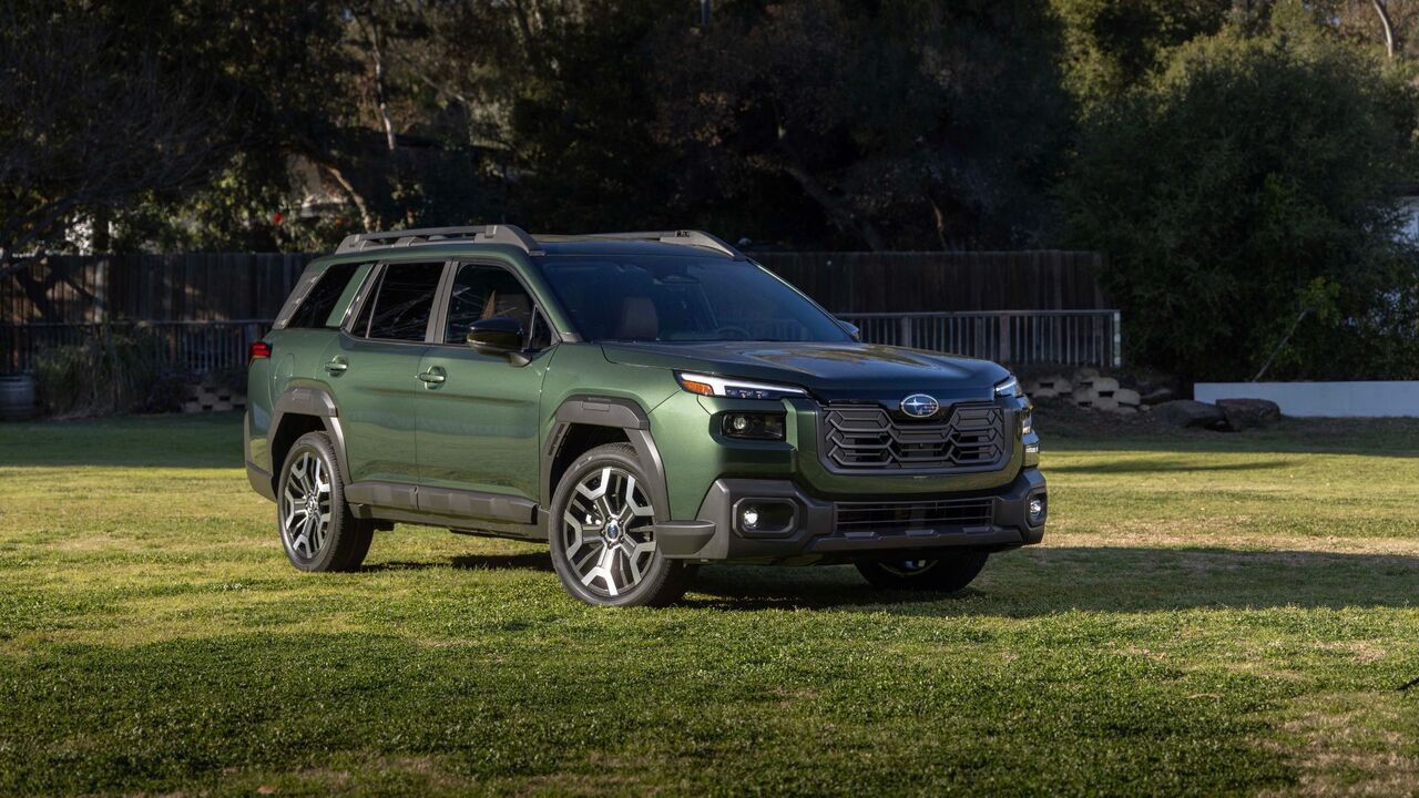緑色の 2026 スバル アウトバックの静的なフロント 3/4 ショット。