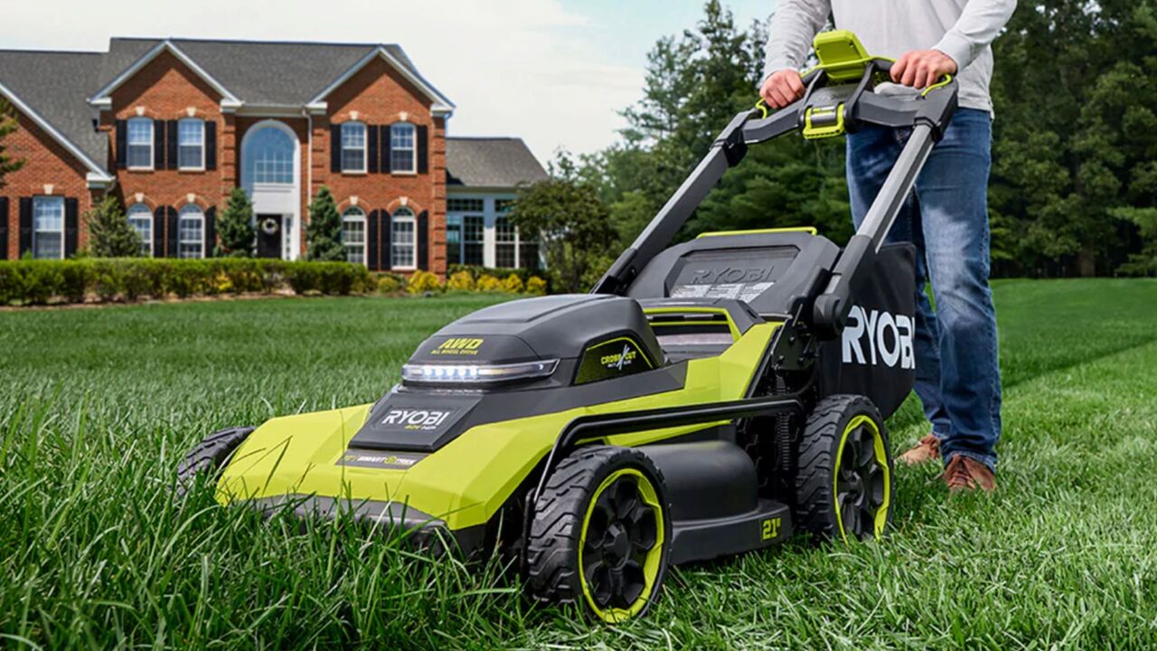 リョービの新しいAWD芝刈り機を押す男性