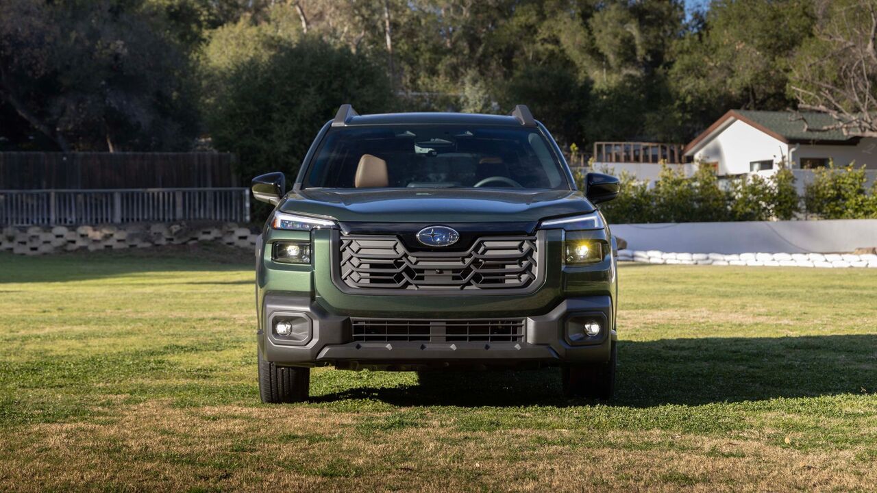 緑色の 2026 スバル アウトバックの静的なフロントエンド ショット。