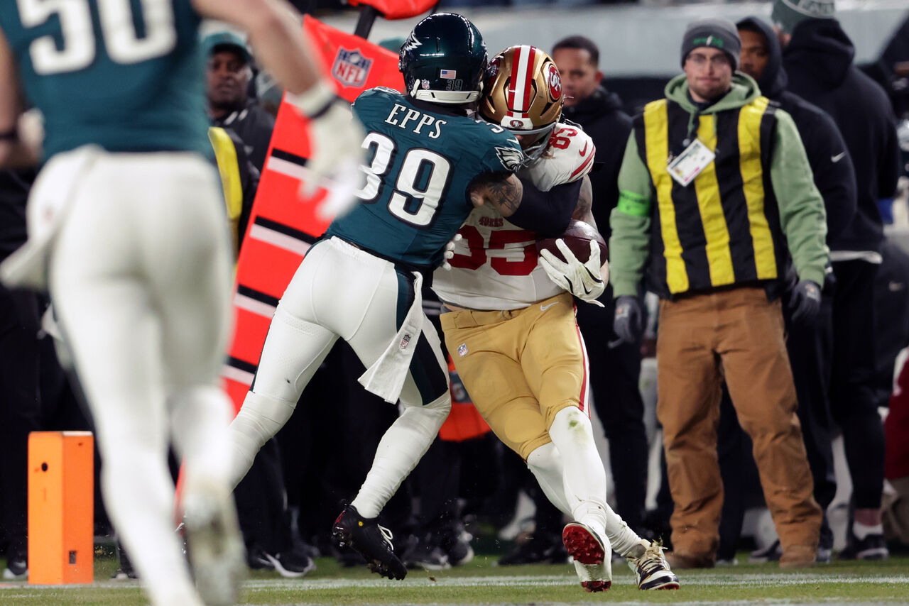 NFL 와일드카드 플레이오프 축구 경기에서 필라델피아 이글스의 마커스 엡스가 샌프란시스코 49ers의 조지 키틀과 대결하고 있습니다.