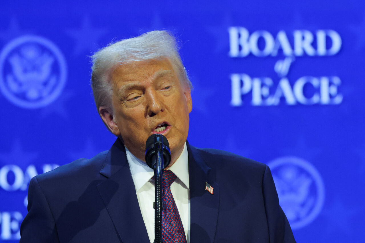 도널드 트럼프 미국 대통령이 다보스 세계경제포럼에서 열린 평화위원회 이니셔티브 헌장 발표에서 연설하고 있다.