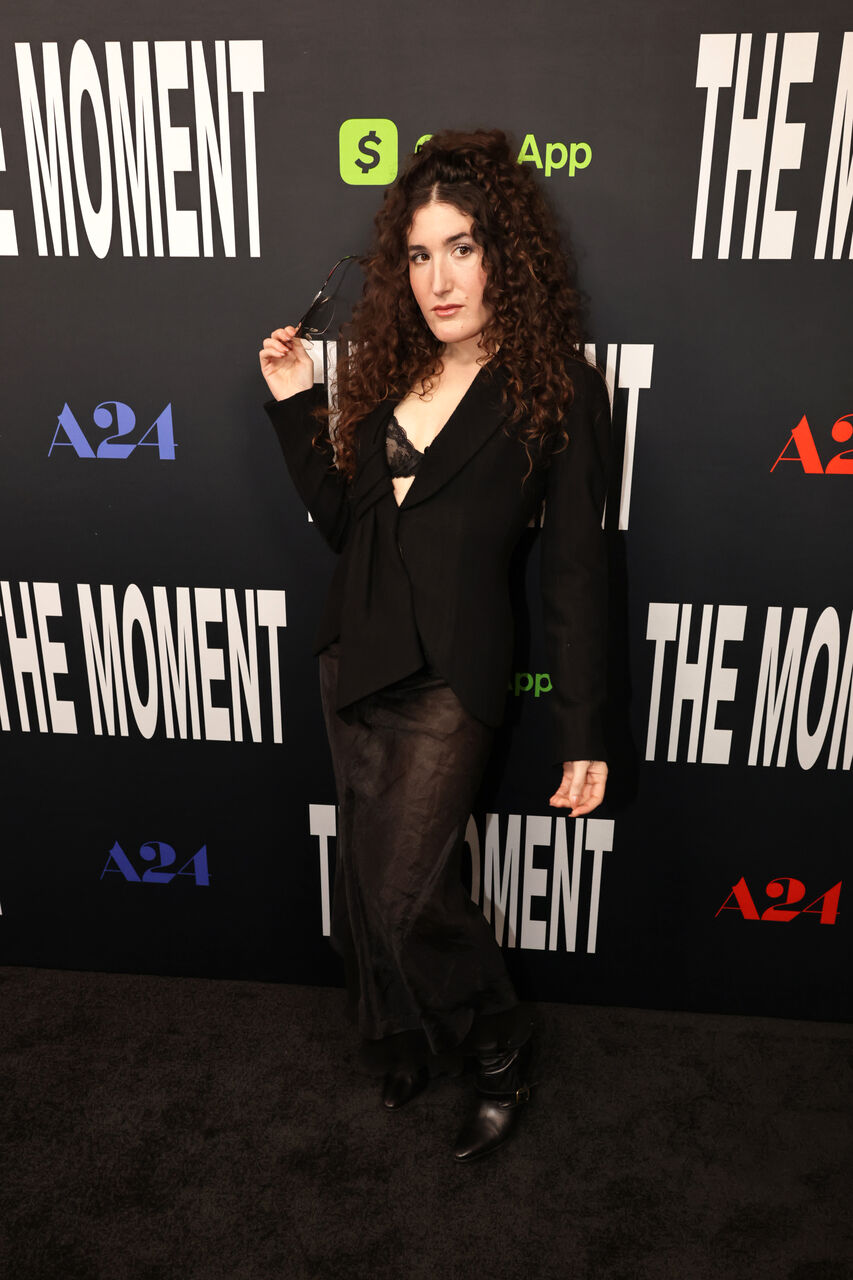 케이트 버란트(Kate Berlant)가 시사회에 참석했다. "순간"