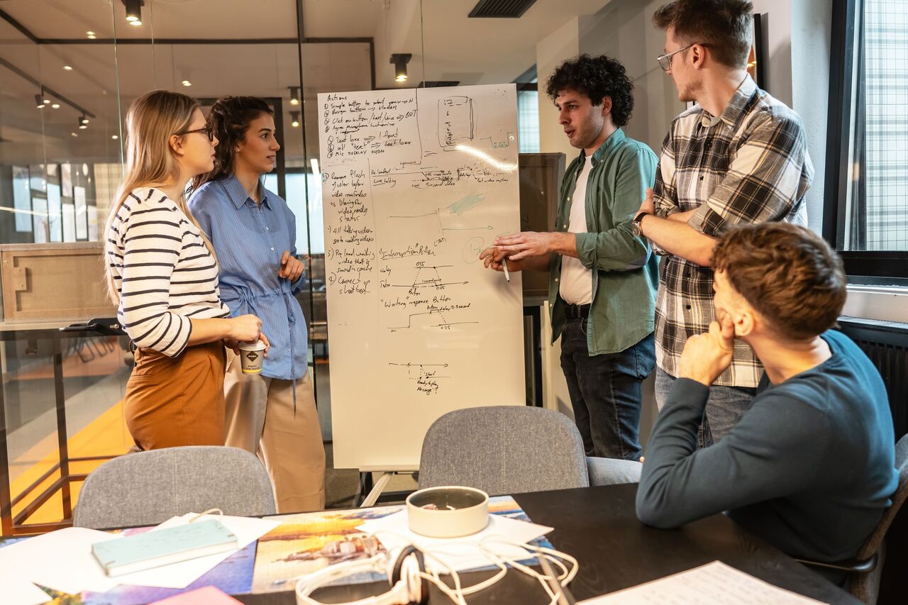 プロジェクトでプログラマーと協力する関係者のグループ。