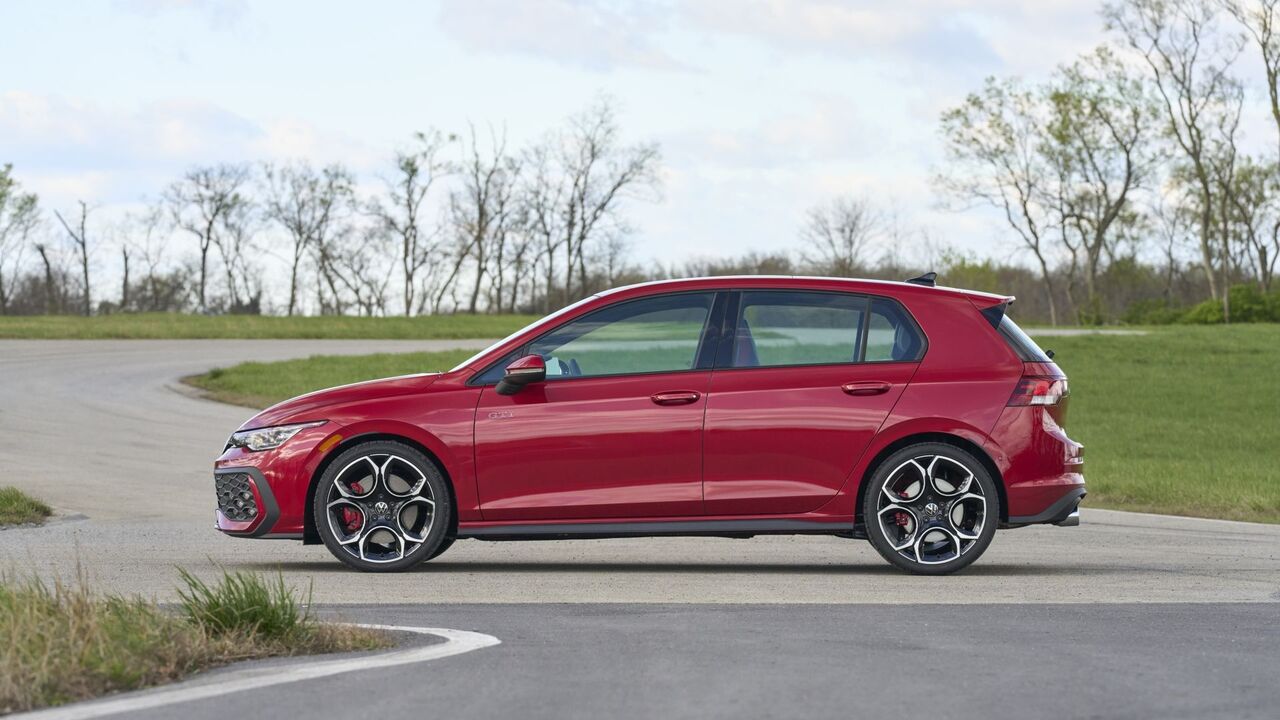 2025 年型フォルクスワーゲン ゴルフ GTI の側面ショット