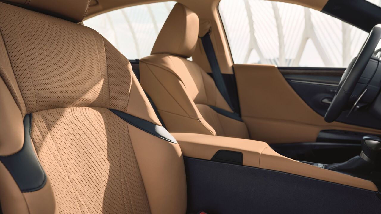 2025年型レクサス ES 350のキャビン内のクリームレザーインテリアのクローズアップショット。