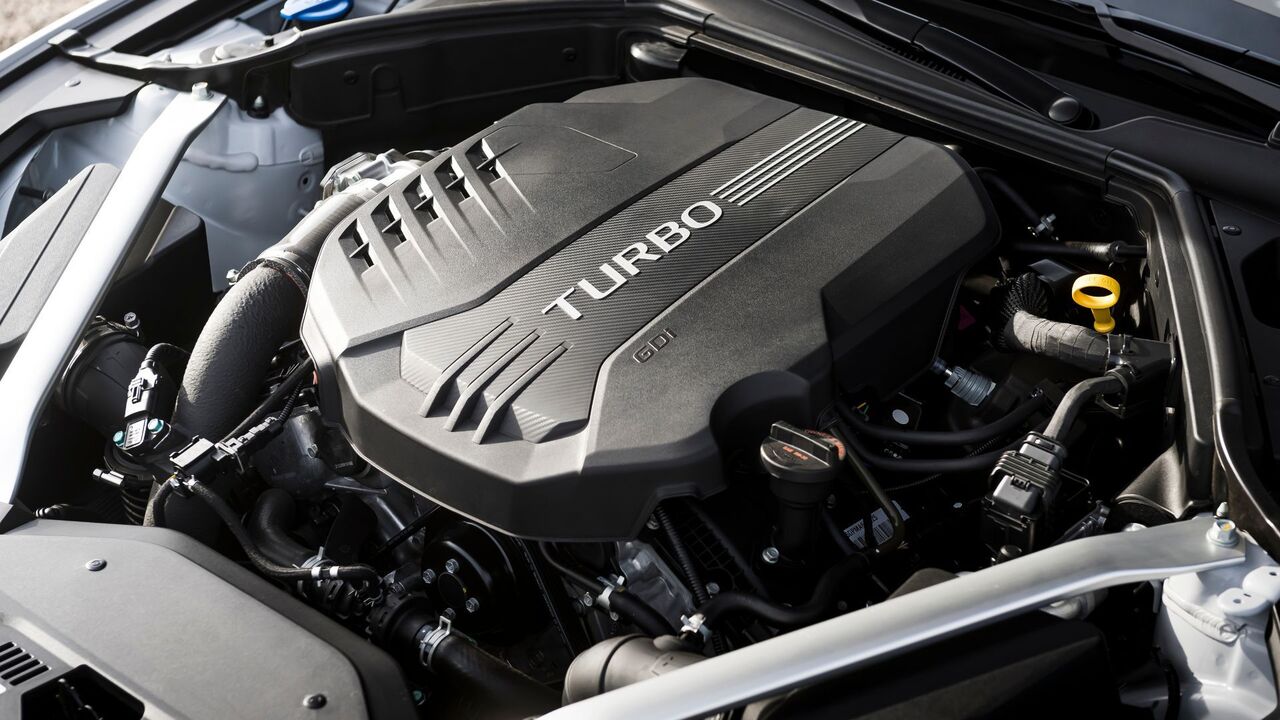 2022 Genesis G70 のボンネットの下のクローズアップショット。