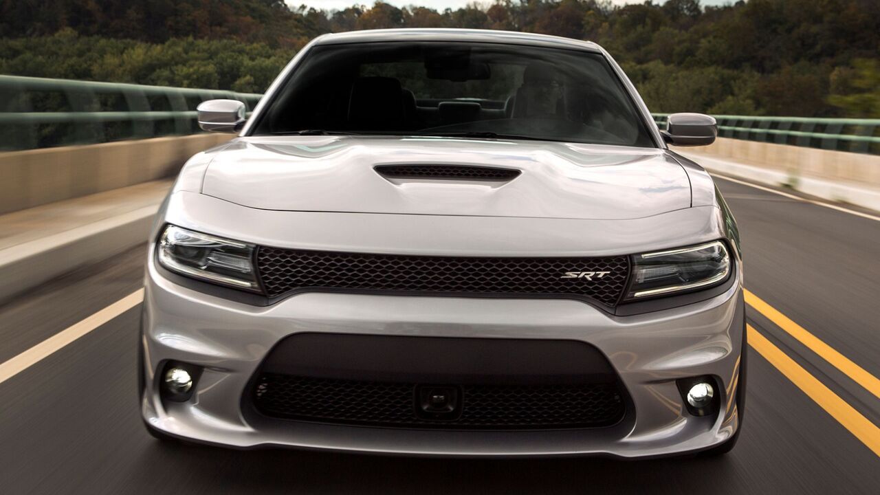 シルバーの 2017 ダッジ チャージャー SRT 392 のダイナミックなフロントエンド ショット。