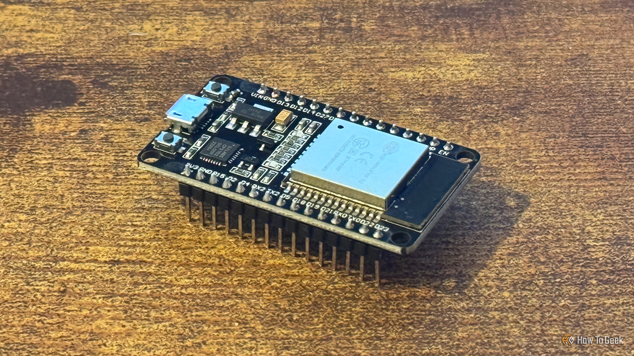 机の上の ESP32 マイクロコントローラー。