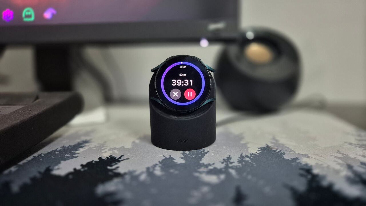 Samsung Galaxy Watch 4 を直立充電マウントに取り付けた卓上時計として使用します。