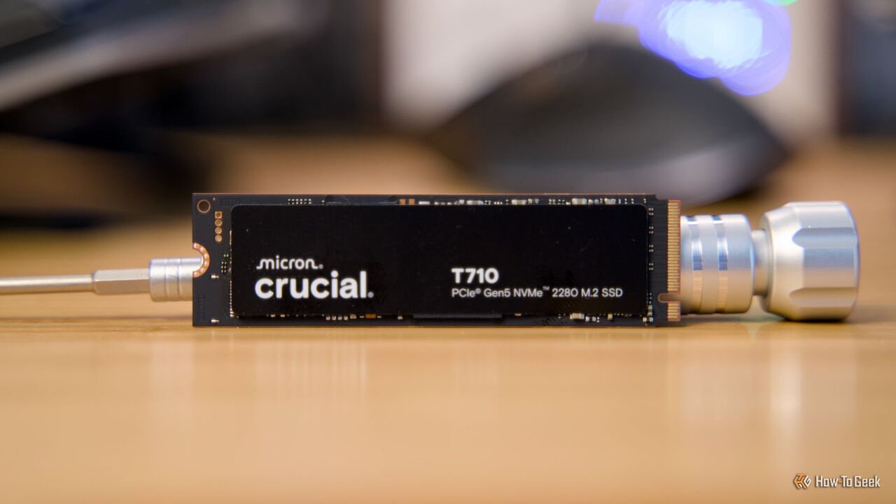 Crucial T710 NVMe SSD を金属ドライバーで机の上に置きました。