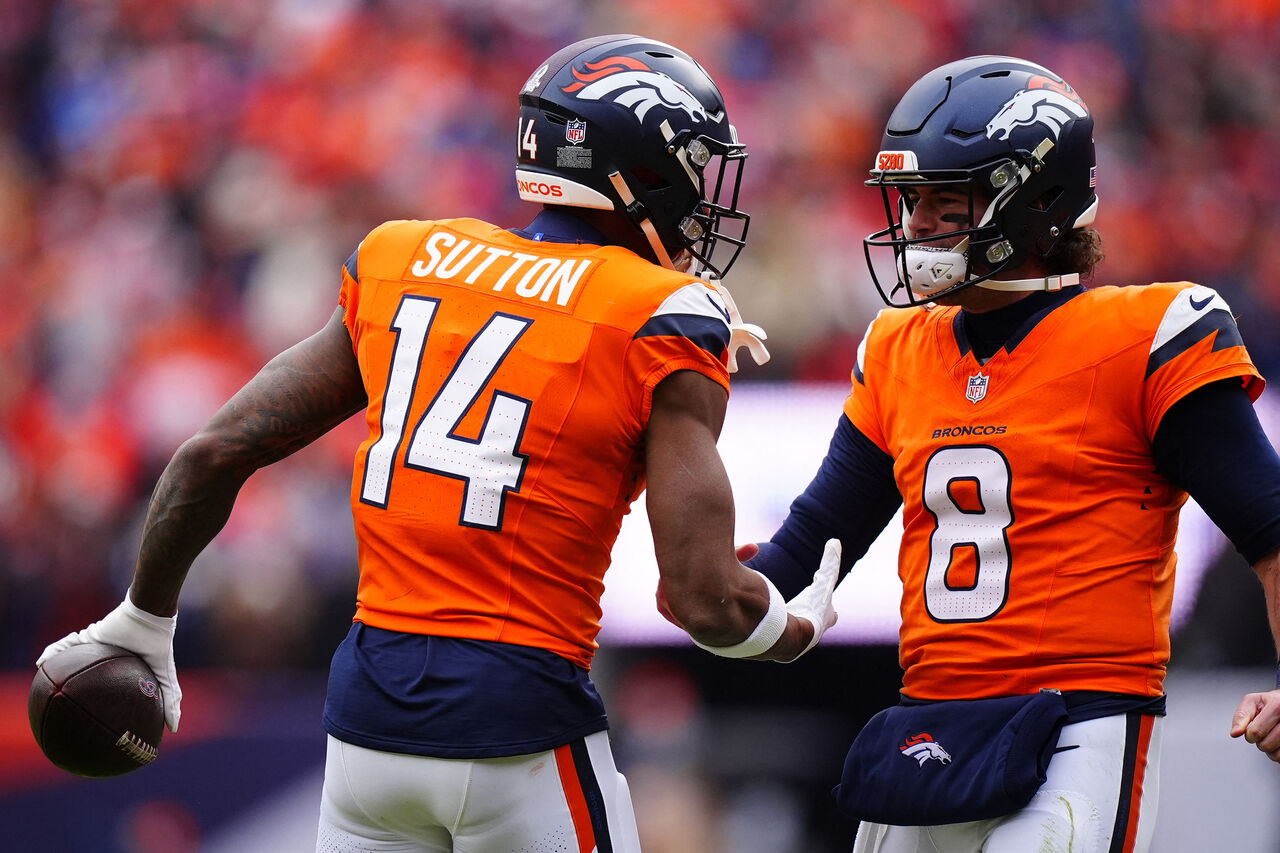 Broncos의 쿼터백 Jarrett Stidham(r.)과 리시버 Courtland Sutton(l.)이 2026년 1월 25일 Patriots와의 터치다운 연결을 축하합니다.