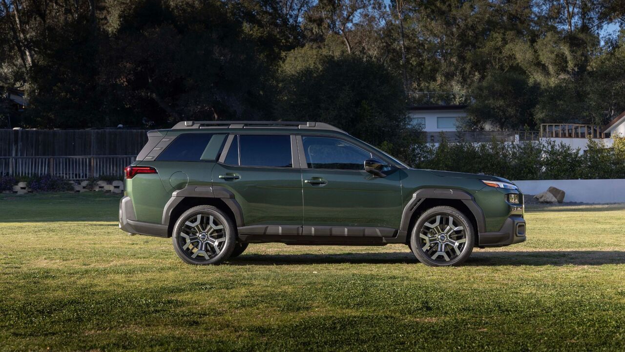 緑色の 2026 スバル アウトバックの静的な側面ショット。