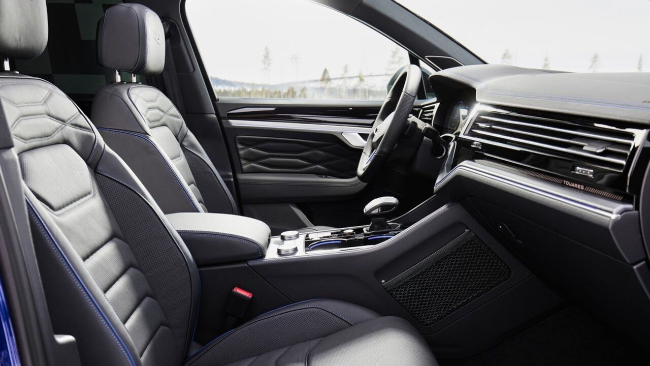 2024 年型フォルクスワーゲン トゥアレグの前部座席とダッシュボードの写真。