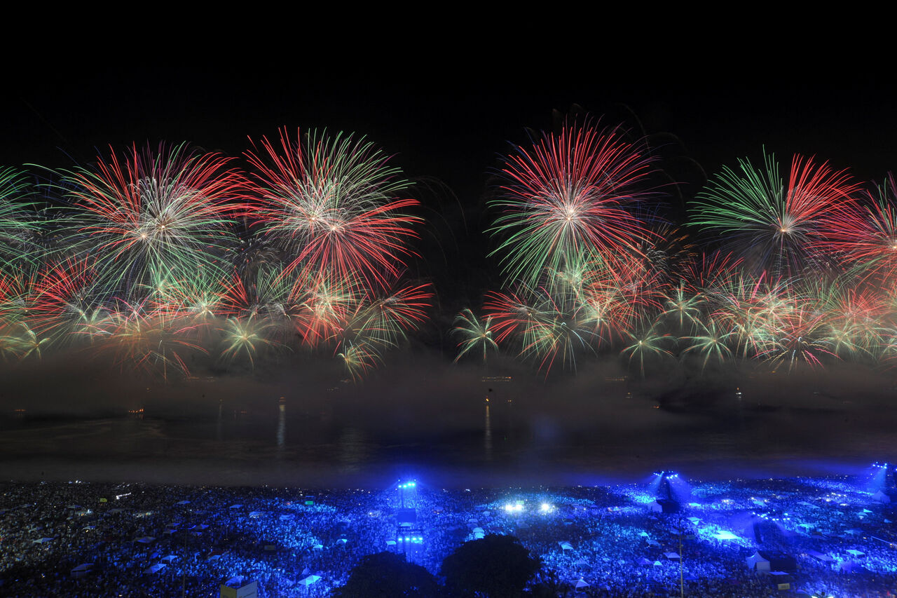 브라질 리우데자네이루 코파카바나 해변 위로 불꽃이 터지고 있다.