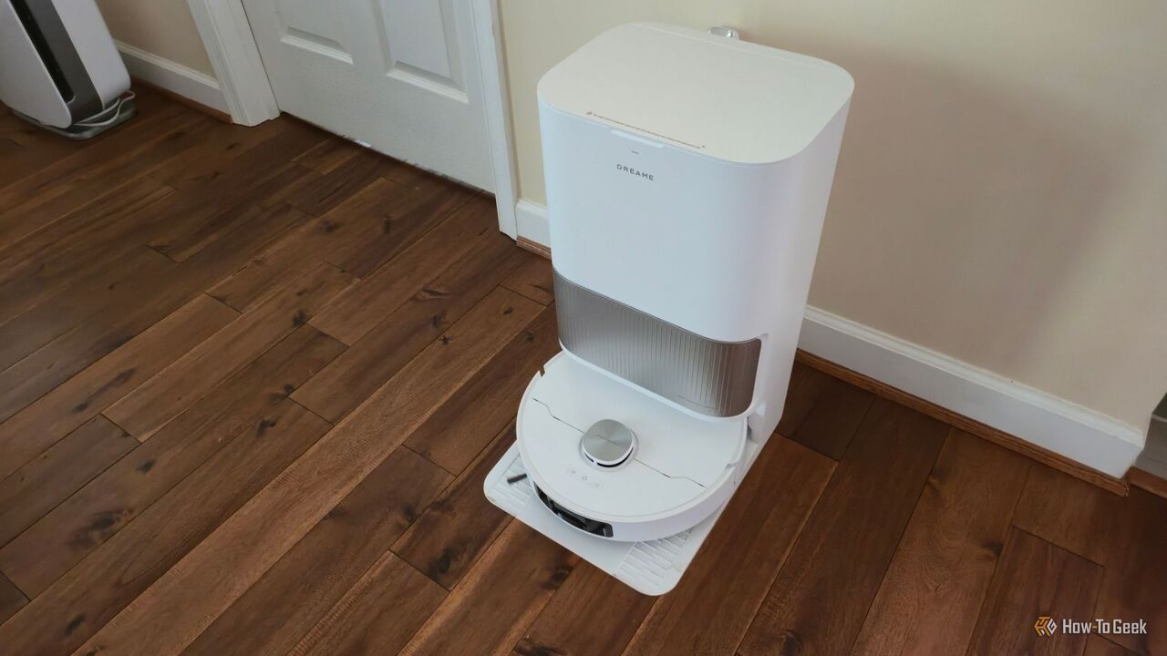 Dreame L40s Ultra ロボット掃除機とその充電ドック。