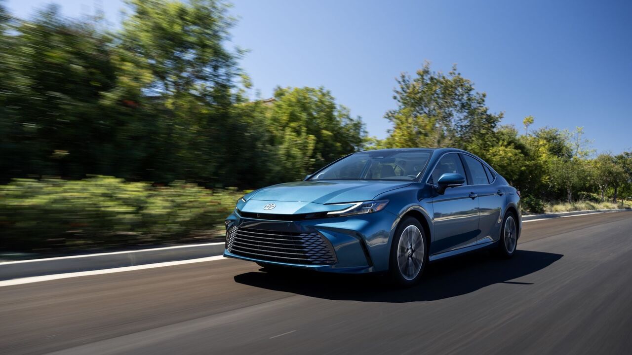 2025 トヨタ カムリのフロント 3/4 アクション ショット